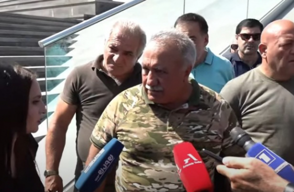 Այ մեր, գնա գործիդ, Ղարաբաղը քո լեզվով ես ծախել. Սասուն Միքայելյանը՝ քաղաքացուն